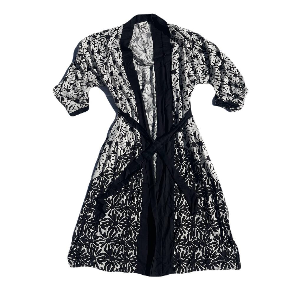 Anthropologie Vera Daisy kimono Black White Daisy Preppy Goth Kimono Robe